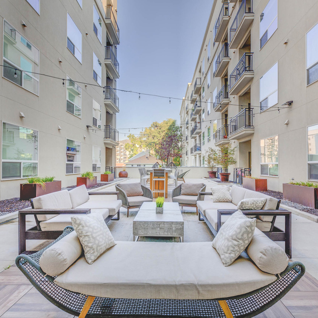 Encore Apartments - Outdoor Lounge Area