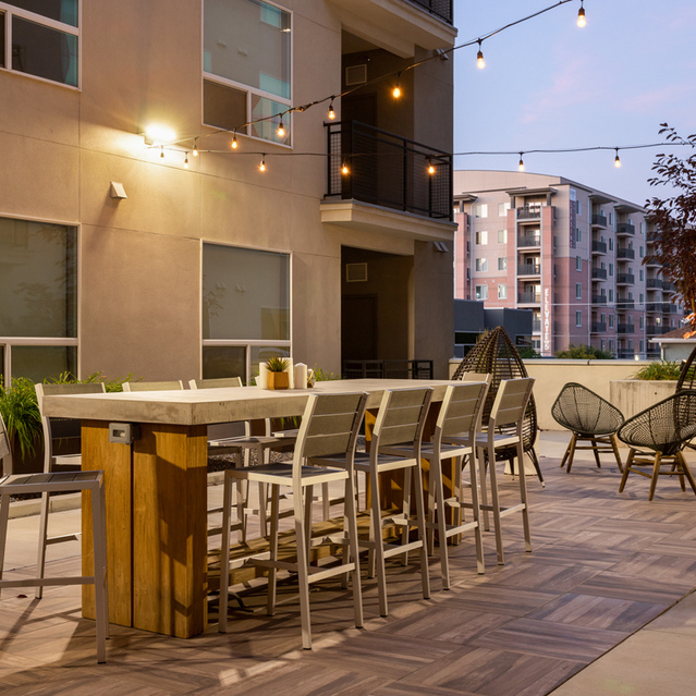Encore Apartments - Outdoor Dining Area