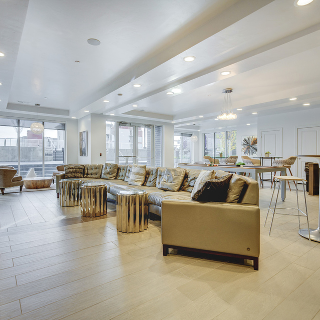 Encore Apartments - Welcoming and Stylish Lounge Area