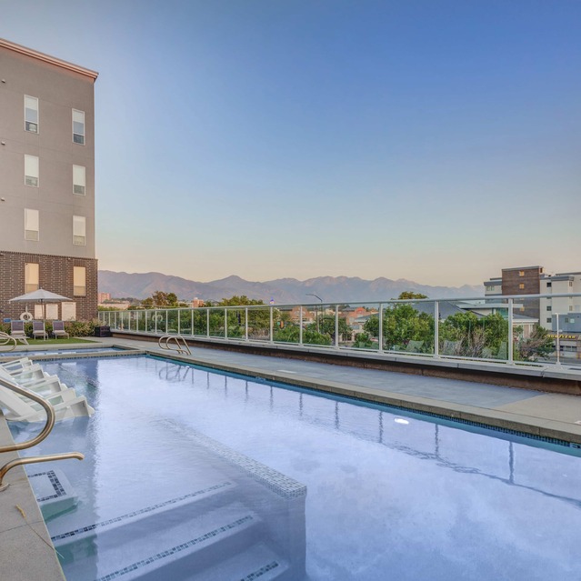 Encore Apartments - Resort-styled Swimming Pool Overlooking the Mountains