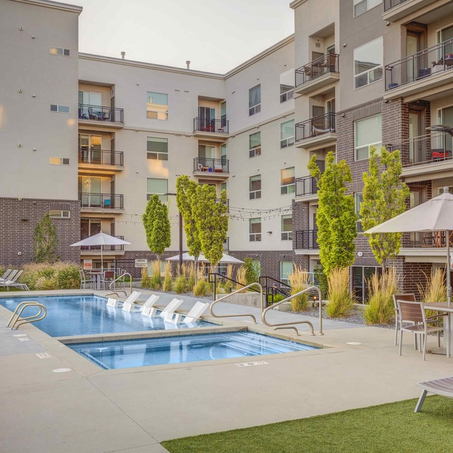 Encore Apartments - Swimming Pool Lounge Area